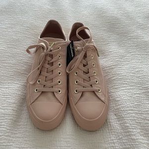 Monochrome blush Converse